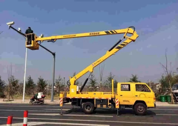 高空车出租案例：修路灯