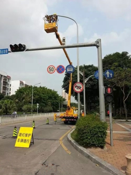 高空作业车出租案例：维修灯